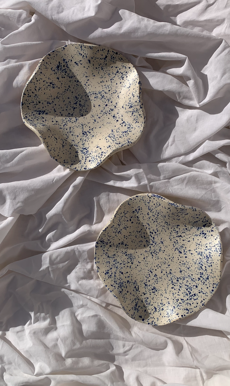 Assiette méduse, maison lola michèle, blanche mouchetée bleue, céramique, poterie