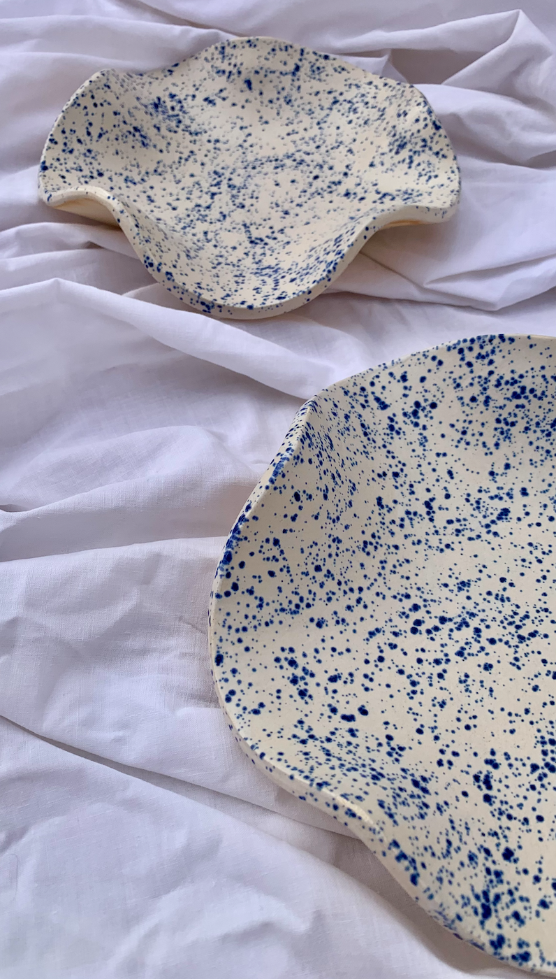 Assiette méduse, maison lola michèle, blanche mouchetée bleue, céramique, poterie