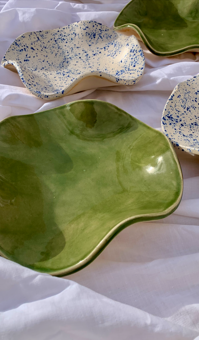Assiette meduse, maison lola michèle, blanche mouchetee bleue, verte, ceramique, poterie