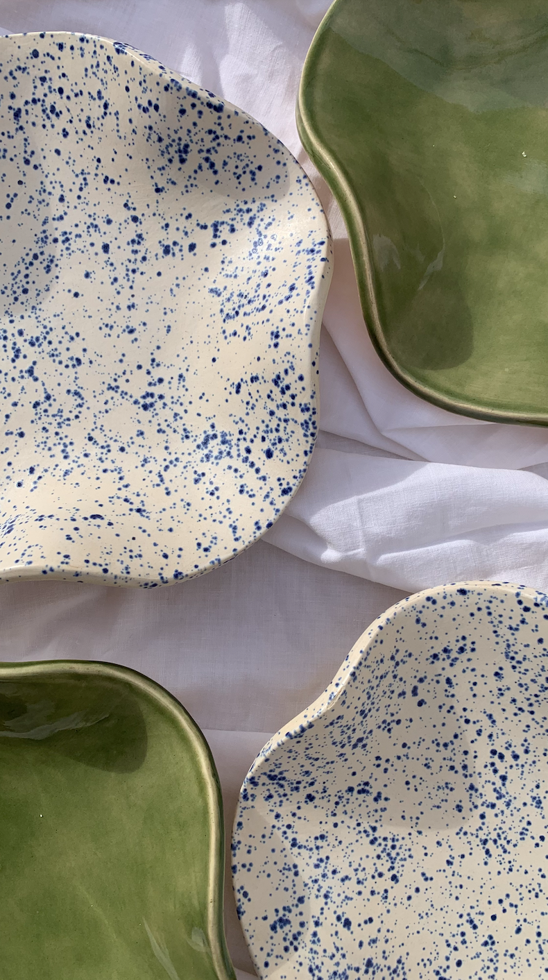 Assiette méduse, maison lola michèle, blanche mouchetée bleue, verte, céramique, poterie