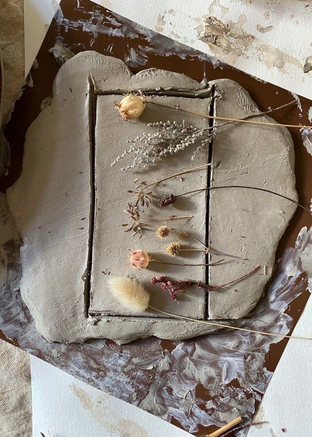 Œuvres en argile décorées avec des feuilles et des fleurs