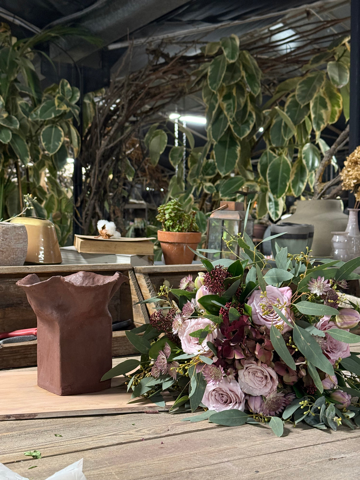 Atelier céramique, vases et composition florale