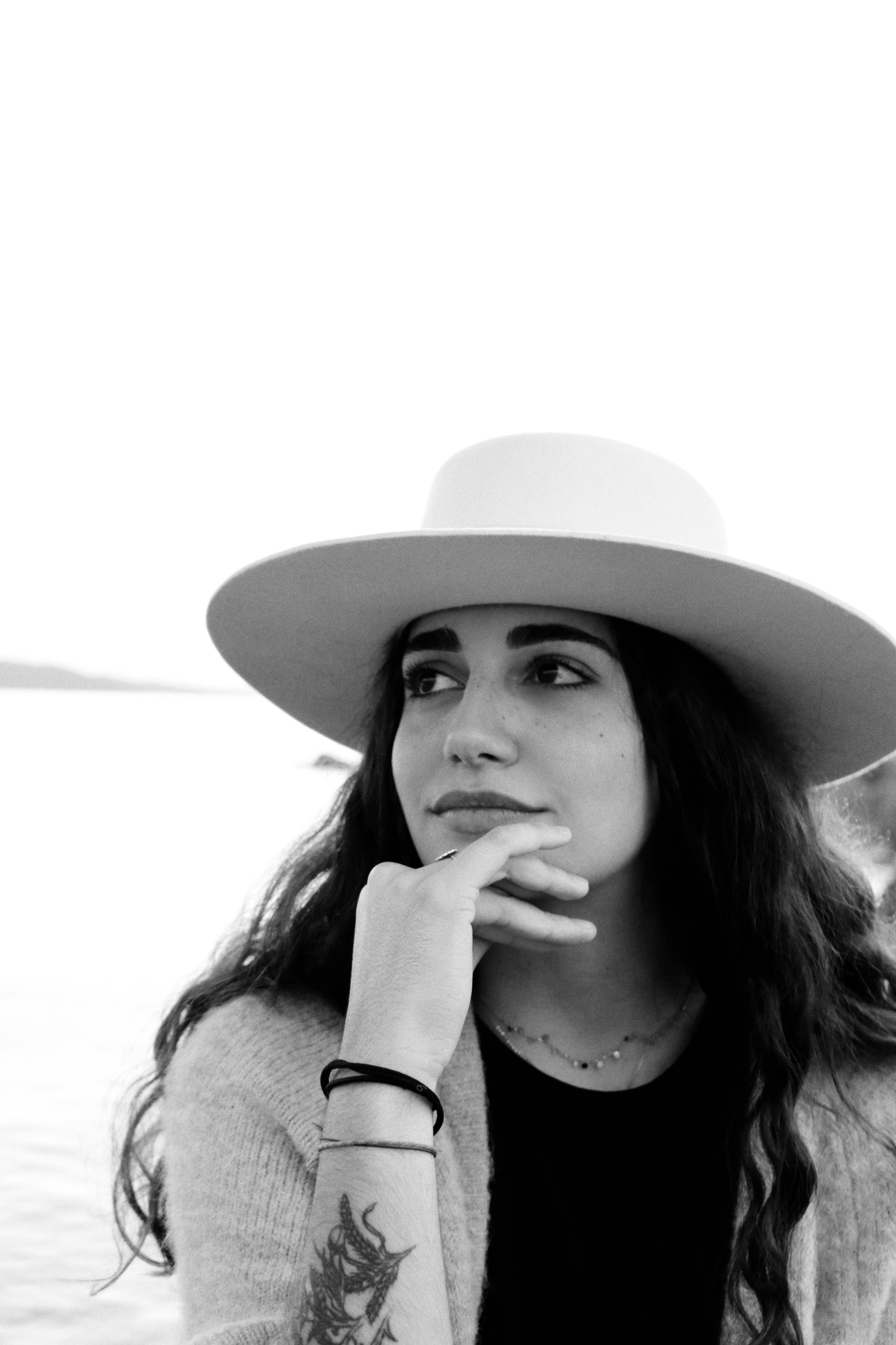 Le visage de Maison Lola Michèle, Architecte et Designer objet en céramique au fil de la côte d'Azur ( de Cassis à St-Tropez). 