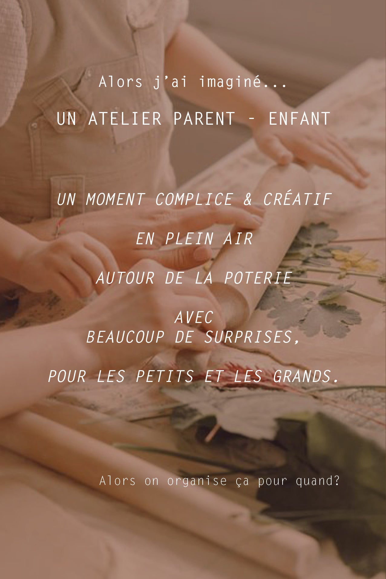 Mains d’un parent et d’un enfant modelant de l’argile ensemble