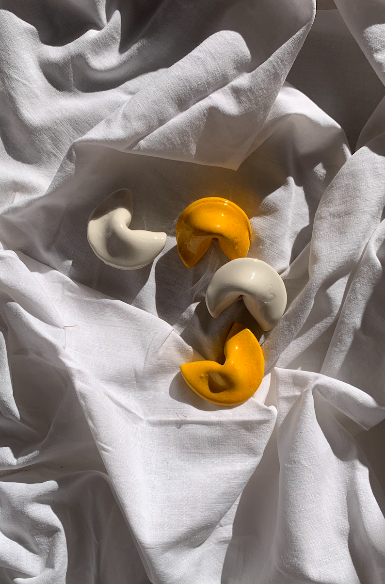 biscuit chinois , maison lola michele, blanc, terra cotta, inspiration mouvement mer, six fours, toulon , bandol, sanary, ceramique, poterie,  naturel, rose, jaune
