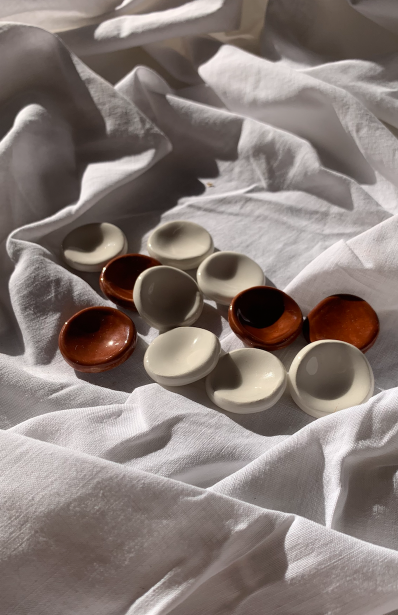 galet anti stress, maison lola michele, blanc, terra cotta, inspiration mouvement mer, six fours, toulon , bandol, sanary, ceramique, poterie,  naturel, relaxant, meditation, réconfort 