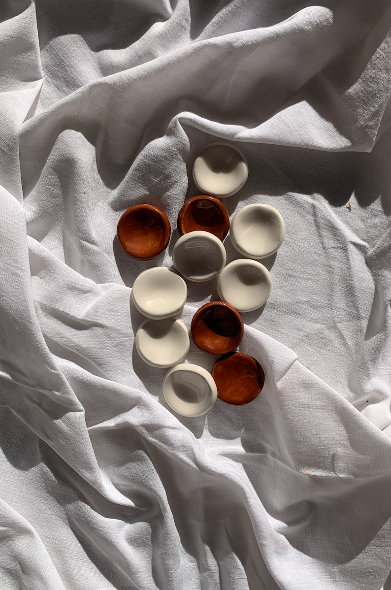 galet anti stress, maison lola michele, blanc, terra cotta, inspiration mouvement mer, six fours, toulon , bandol, sanary, ceramique, poterie,  naturel, relaxant, meditation, réconfort 