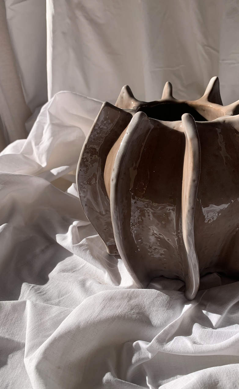 vase sculpt, ceramique, faience, brune, poterie, maison lola michele, mer, organique, naturel pièce unique, art , design