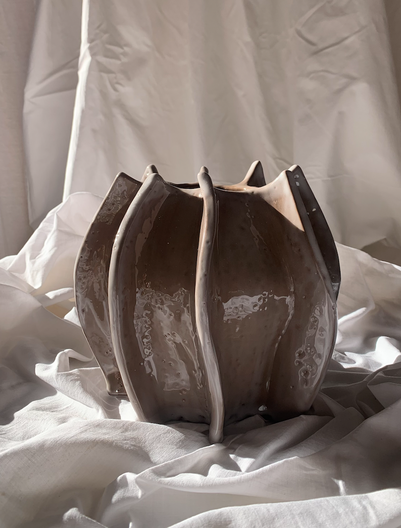 vase sculpt, ceramique, faience, brune, poterie, maison lola michele, mer, organique, naturel pièce unique, art , design